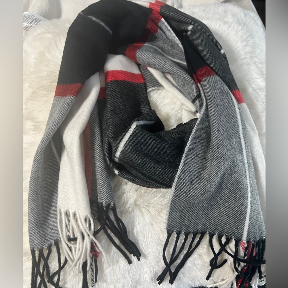 Stylish Black and Gray Scarf for